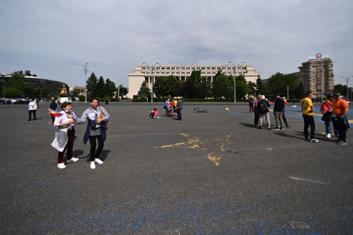 UPDATE: Protest în fața Guvernului, în prima zi de stare de alertă, deși mitingurile sunt interzise în această perioadă. Două persoane au fost ridicate de jandarmi