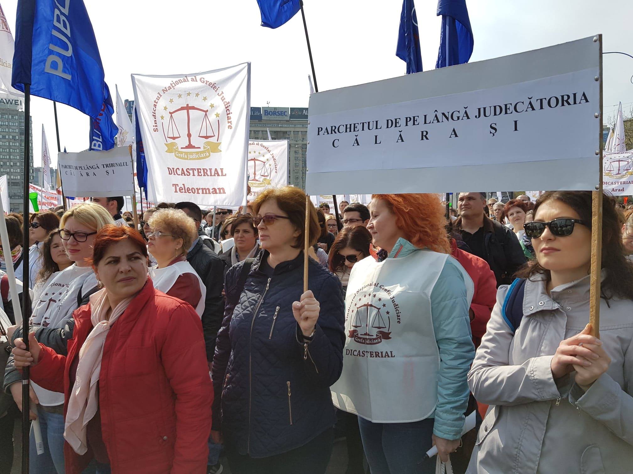 UPDATE. Delegaţie a grefierilor, la discuţii la Guvern. Colegii lor protestează în Piața Victoriei (FOTO&VIDEO)