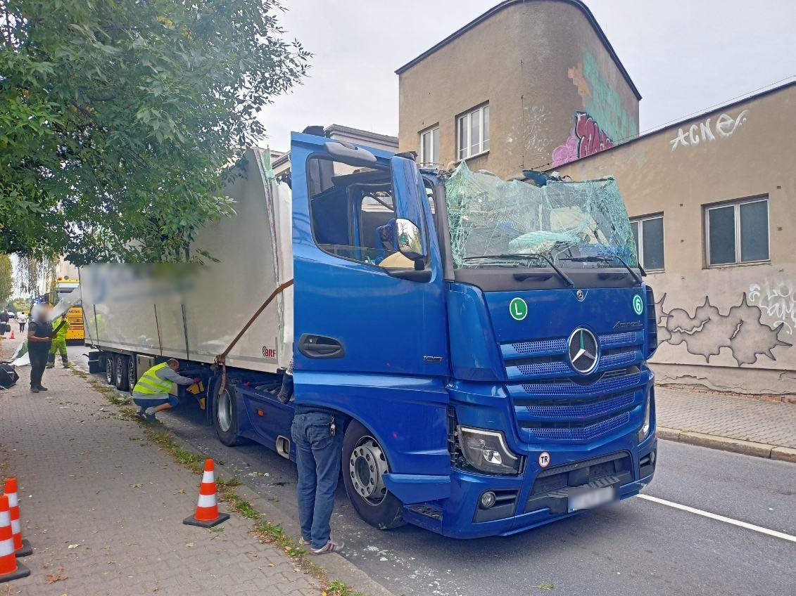 Camion „decapitat” sub un viaduct de cale ferată, în Polonia. Șoferul venit să-și ajute colegul cu alt camion a rupt un semafor