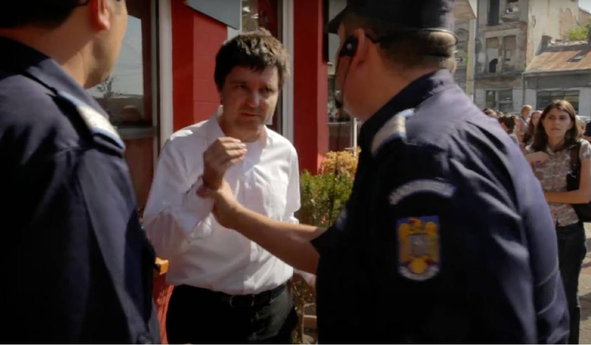 Momentul în care Nicușor Dan este băgat în dubă de către polițiști, în urmă cu 12 ani. Scriitorul Mugur Grosu a fost tratat și mai brutal de oamenii legii