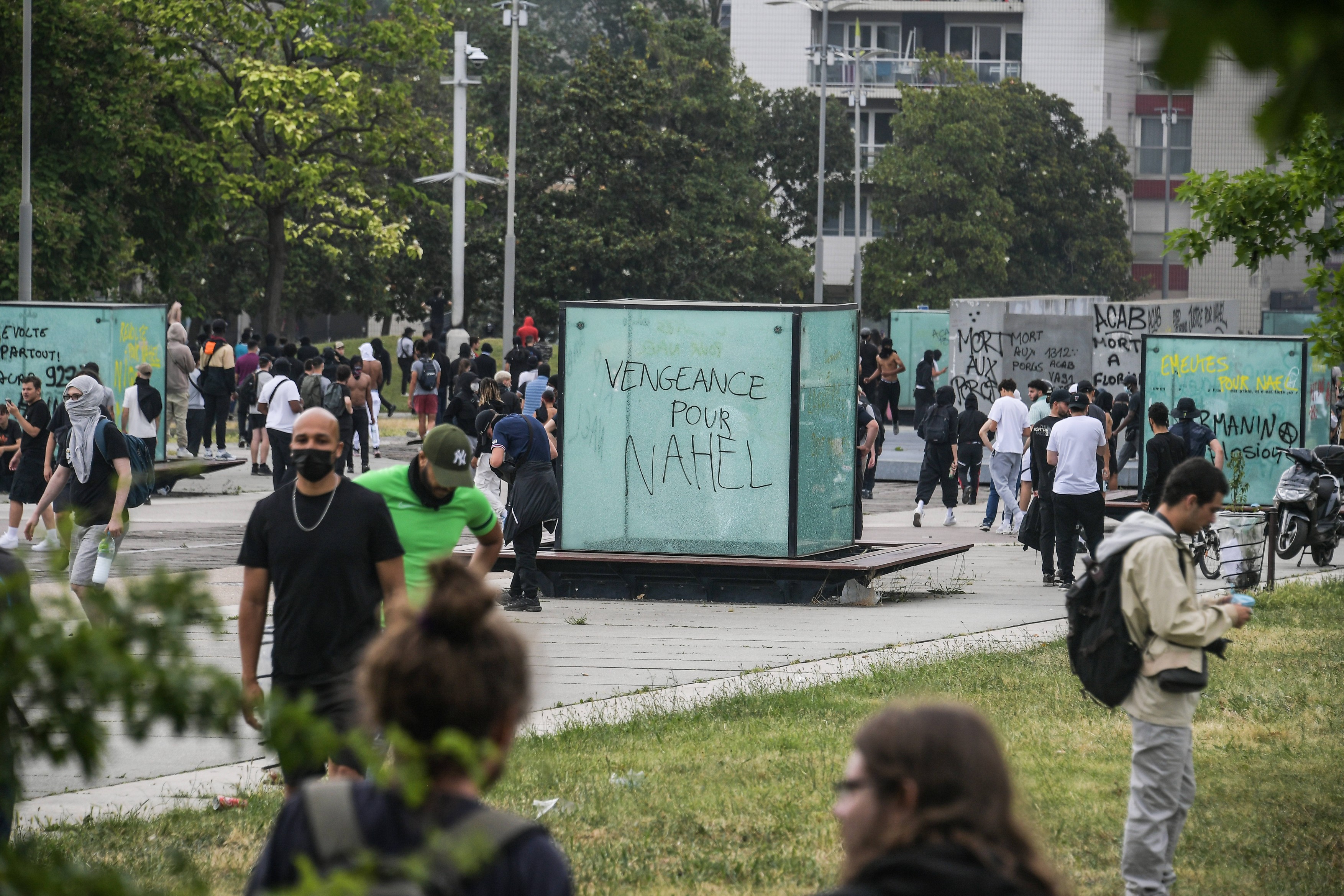 Haos pentru a treia noapte în Franța, după ce un polițist a ucis un adolescent. 400 de arestări și restricții de circulație în mai multe orașe