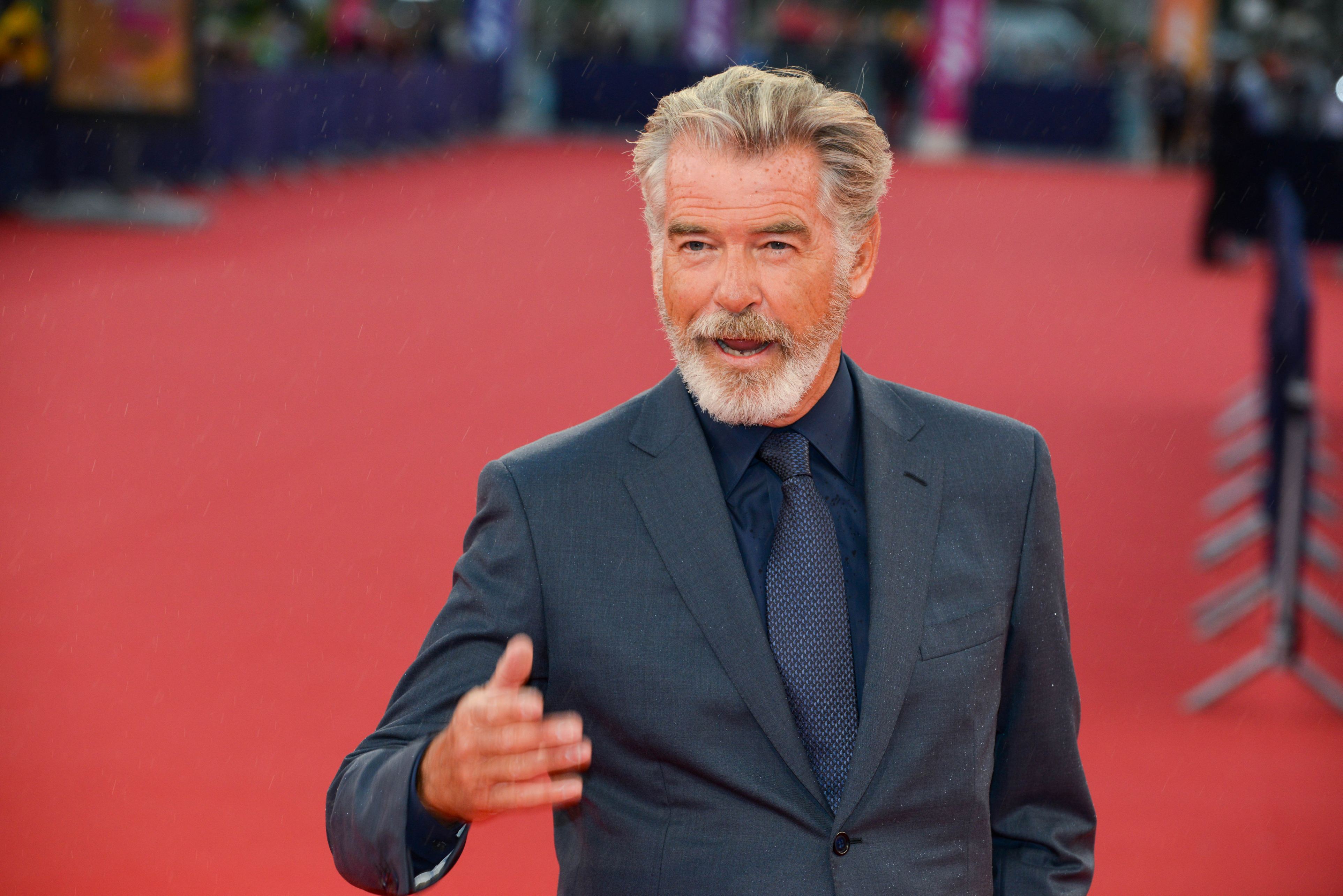 Pierce Brosnan, aproape de nerecunoscut la 72 de ani. Cum arată în rolul din filmul „Giant”: „Moment bizar”