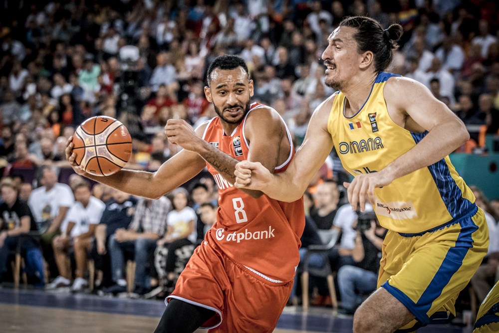 Drapel al Ungariei, ars la Cluj-Napoca de fanii români. Scandal înainte de meciul de calificare în optimile Eurobasket 2017 | VIDEO