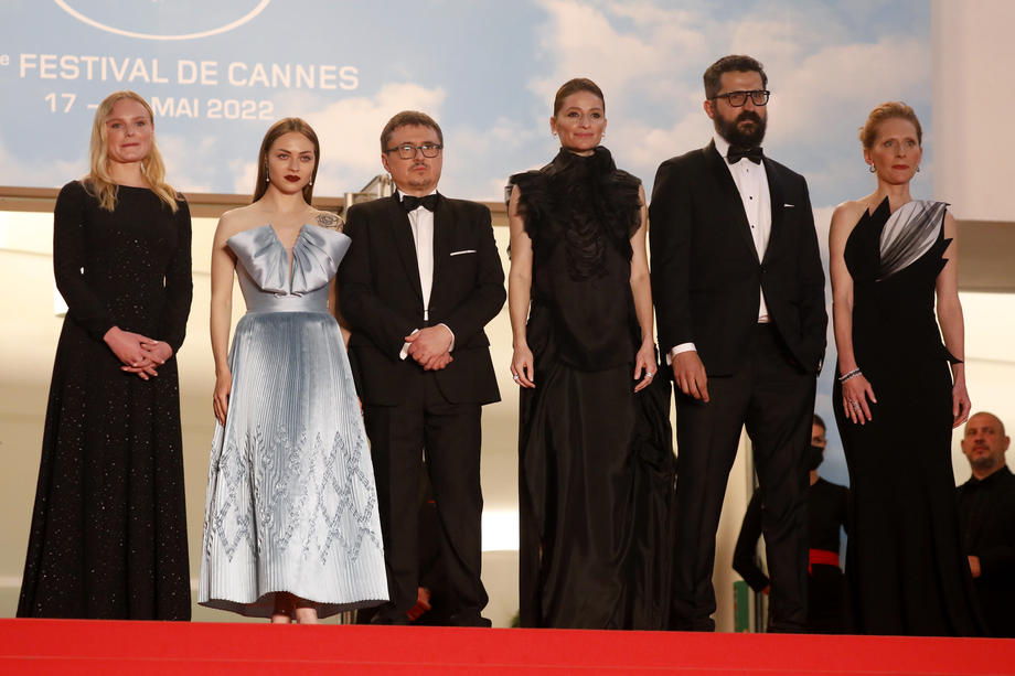 Șoc românesc la Cannes. Interviu cu Cristian Mungiu înainte de premiera ”R.M.N.”, unul dintre marile sale filme: ”Cum se duce naibii lumea asta”