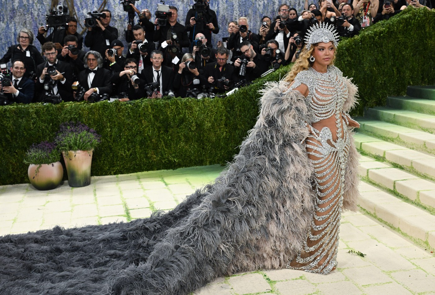 Beyoncé a revenit la Met Gala 2026 după un deceniu, alături de fiica sa, Blue Ivy Carter. Cum au apărut cele două pe covorul pietruit