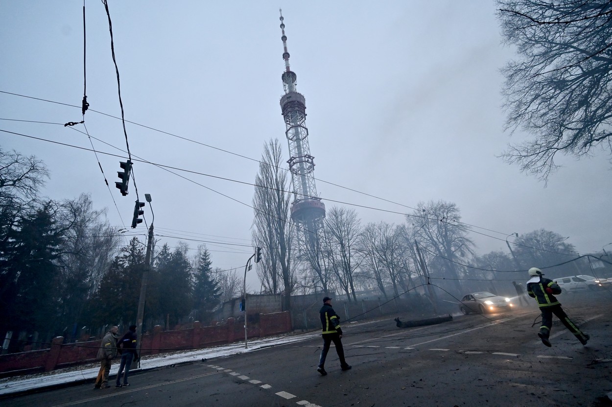 Momentul în care turnul televiziunii din Kiev este lovit de racheta rusească. Cinci persoane au fost ucise
