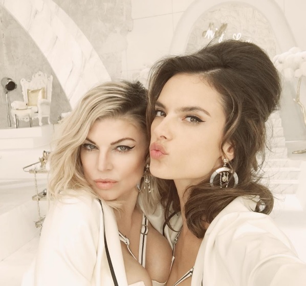 "Brigada" celor mai sexy mămici. Fergie, Kim Kardashian, Chrissy Teigen și alte vedete apar într-un videoclip incendiar