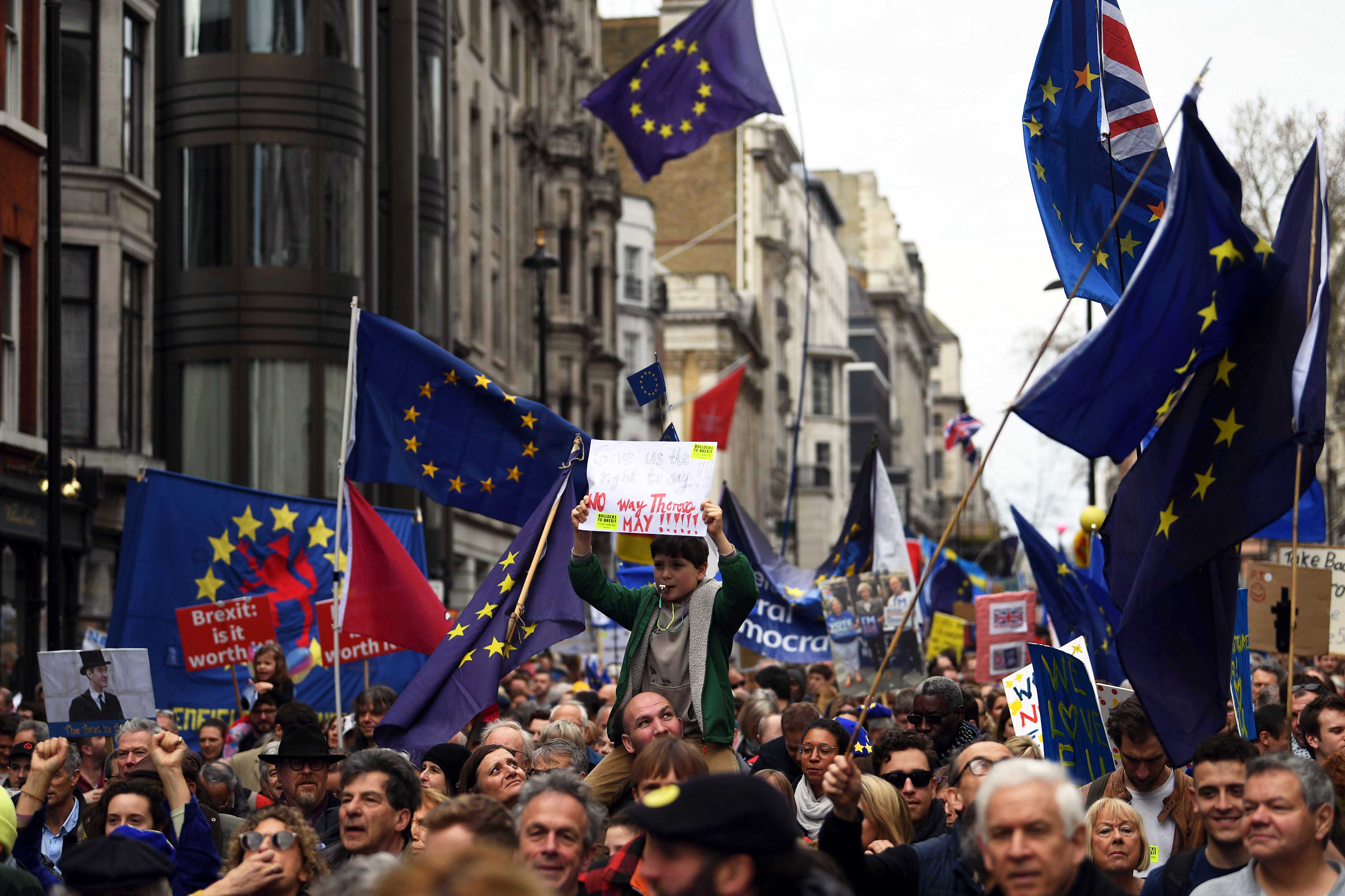 Sute de mii de oameni au protestat la Londra pentru organizarea unui nou referendum pe tema Brexitului (FOTO & VIDEO)