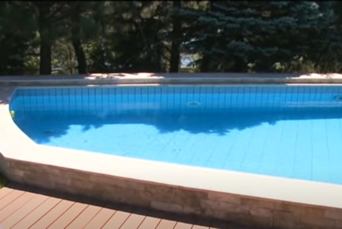 Fotografii cu casa în care locuiesc Adina Alberts și Viorel Cataramă. Vila arată ca un muzeu, la fel și grădina, unde au o fântână arteziană cu statui