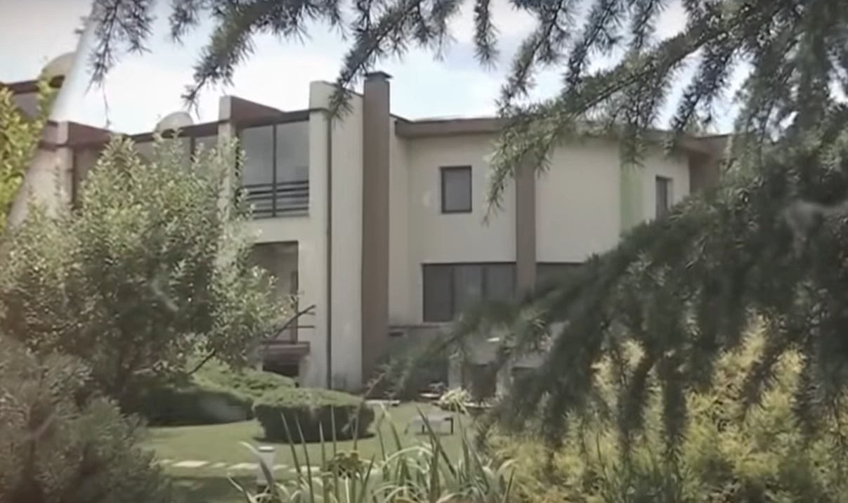 Imagini cu casa în care locuiește Mugur Mihăescu cu soția. Estimată la 800.000 de euro, vila are gazon pe acoperiș