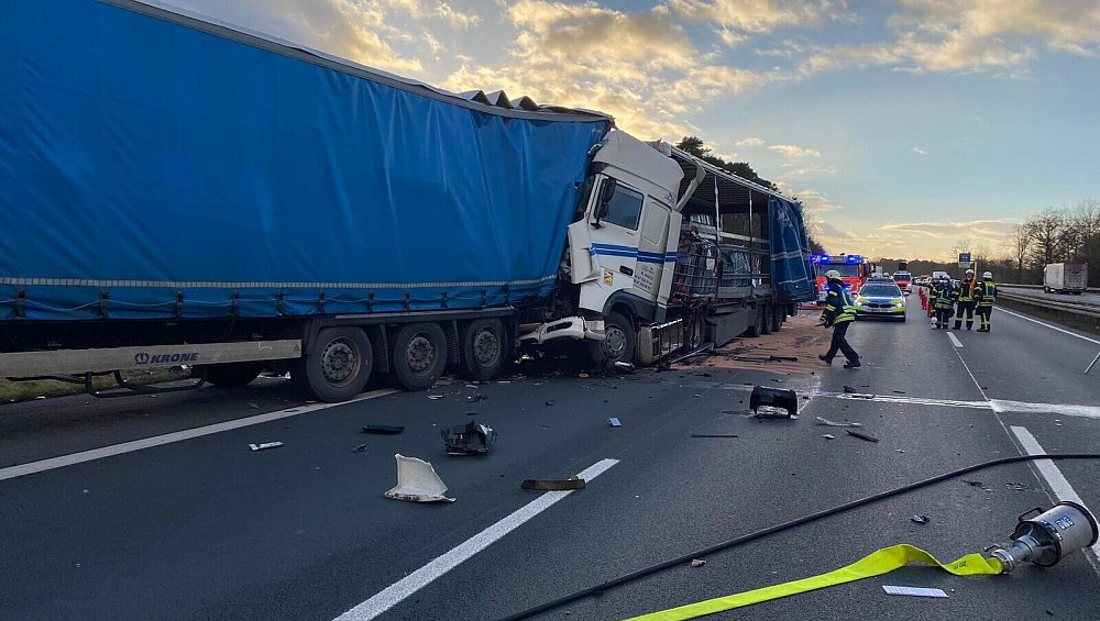 Vopseaua din camionul unui român a acoperit cabina TIR-ului care l-a lovit violent din spate, pe o autostradă din Germania