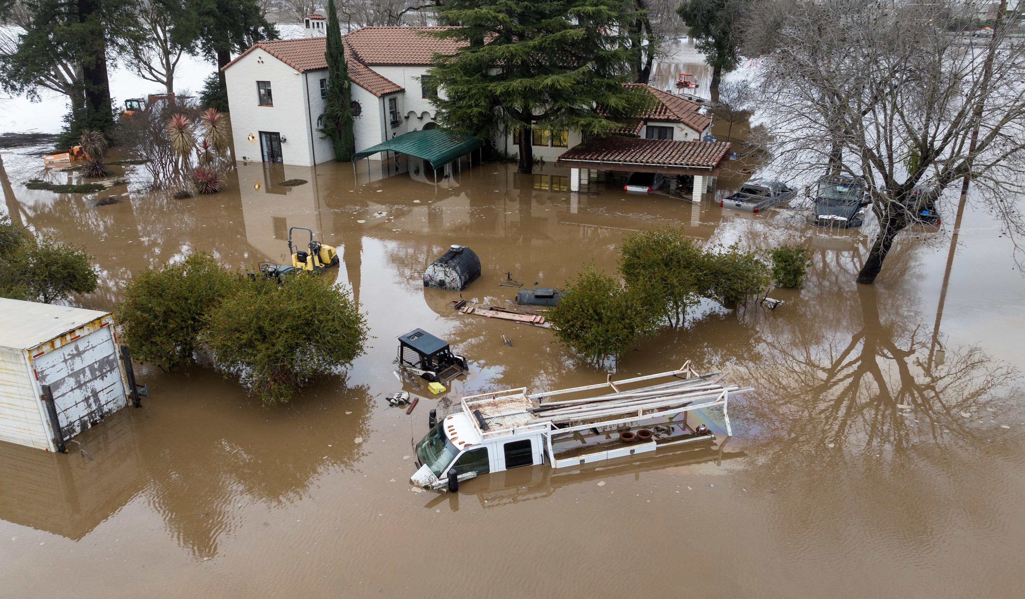 Statul California, măturat de inundații din cauza furtunilor puternice. Mii de locuitori evacuați și pene de curent masive