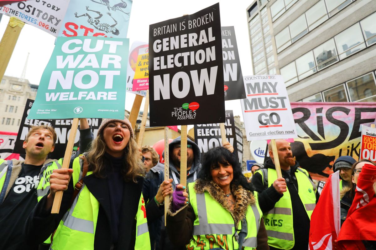Protest al ”vestelor galbene” în Londra. Englezii au ieșit în stradă pentru a cere alegeri generale anticipate