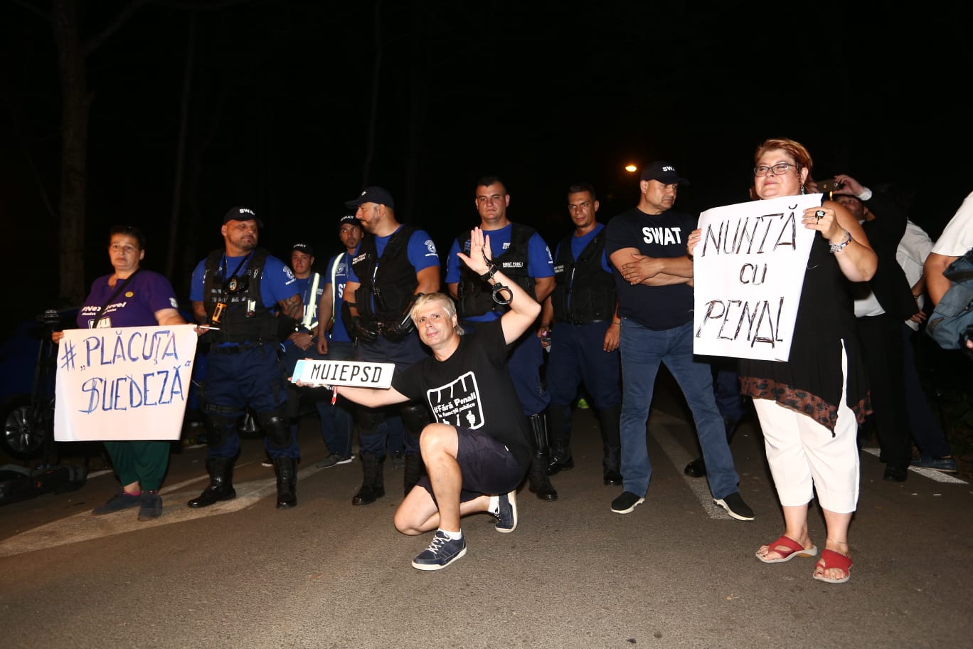 FOTO. Scandal la nunta fiului lui Liviu Dragnea, de la Palatul Snagov; Protestatarii blochează mașinile invitaților și strigă lozinci anti-PSD
