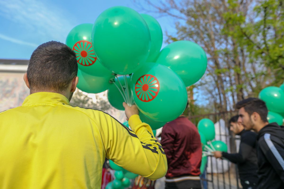 FOTO | Ziua Romilor marcată în acest weekend în București printr-un marș pentru combaterea rasismului și ateliere meșteșugărești