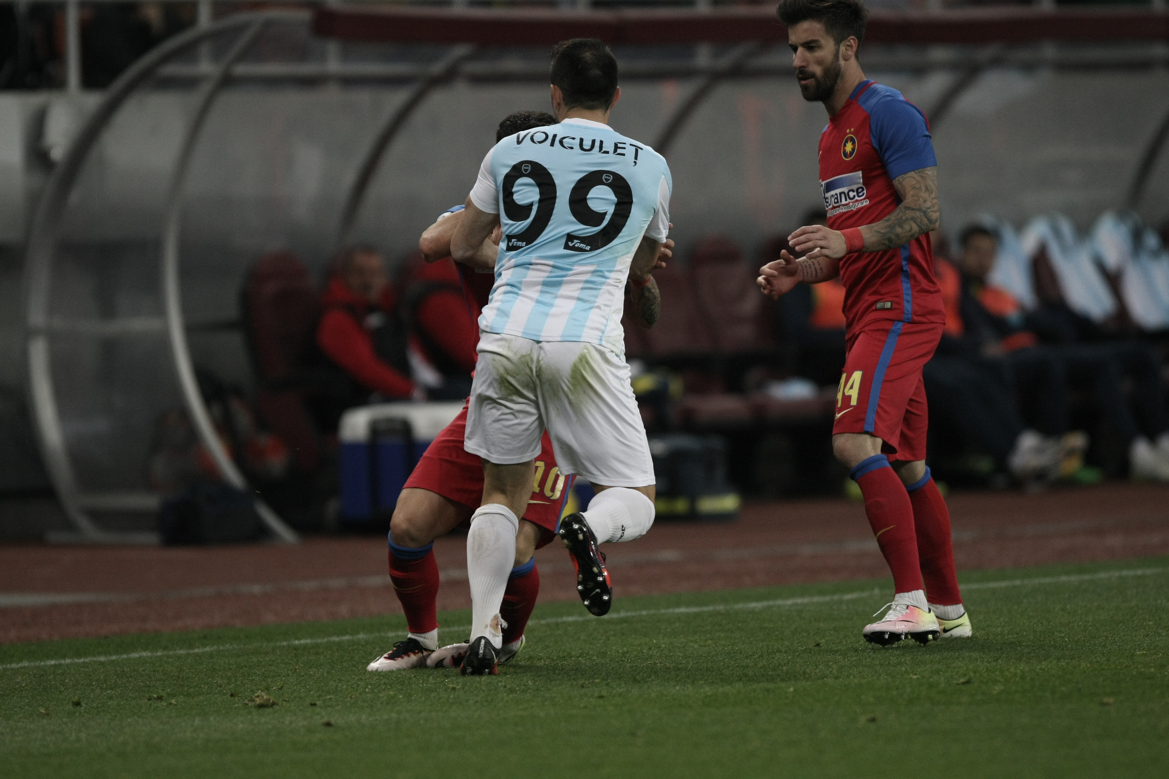 Crăciunescu, revoltat că stewarzii au intrat pe teren la meciul Steaua - ASA: ”Ce facem, aducem trupele speciale?” | GALERIE FOTO