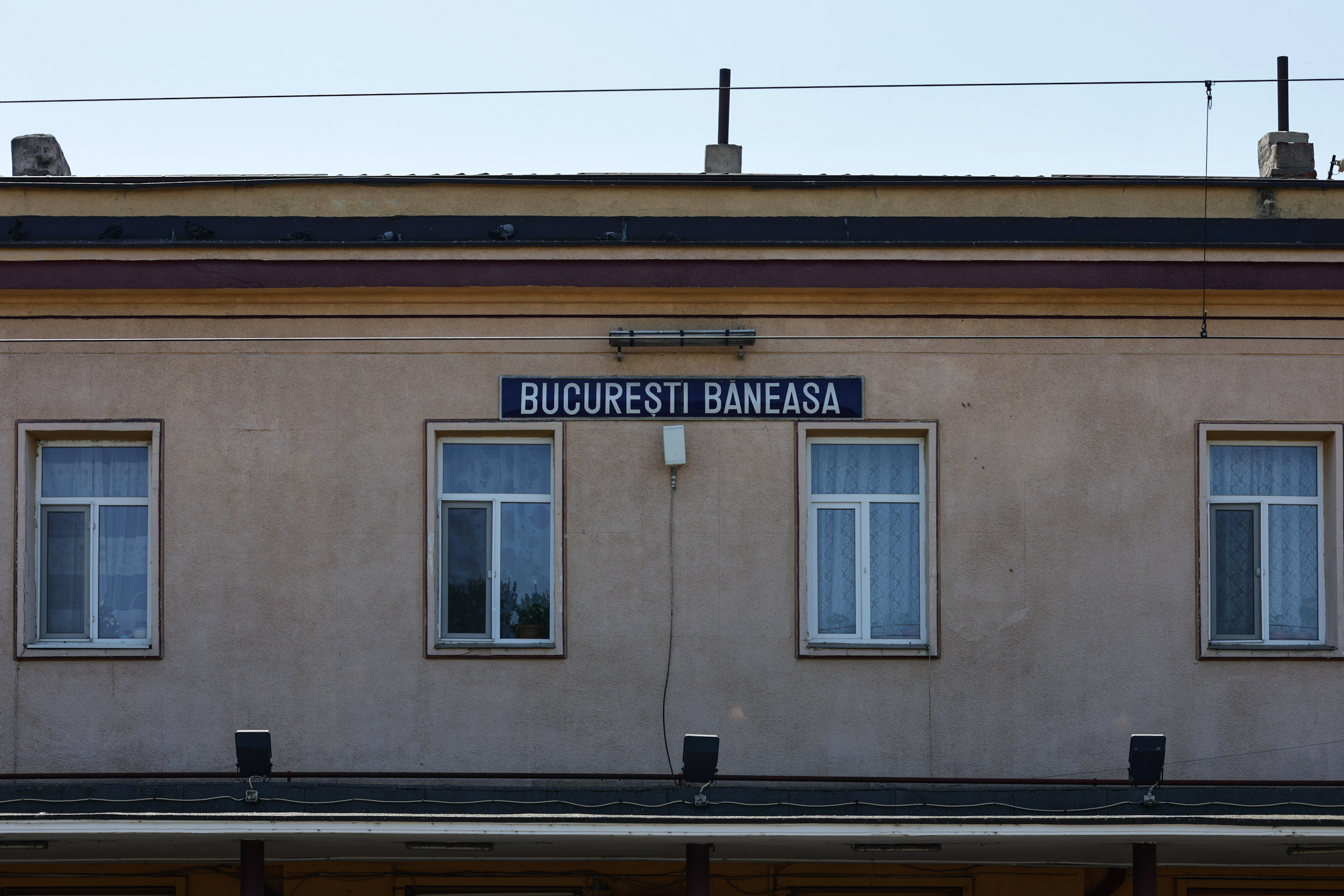 Între gloria regală și dezastrul de azi. Locul pe unde au trecut regii României a ajuns o haltă aproape pustie și distrusă de graffiti