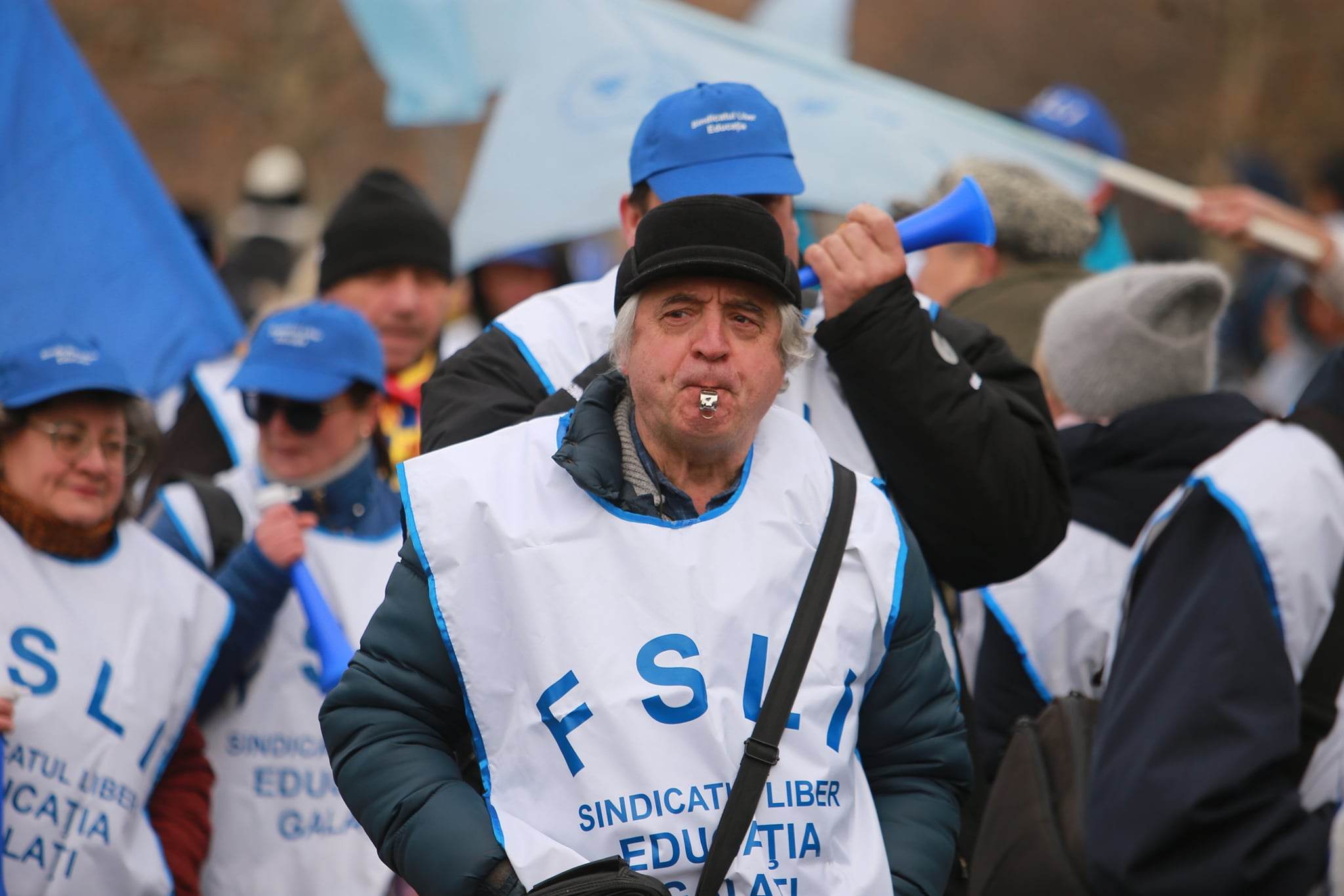 Angajații din Educație au protestat în fața Parlamentului. Ce revendicări au avut