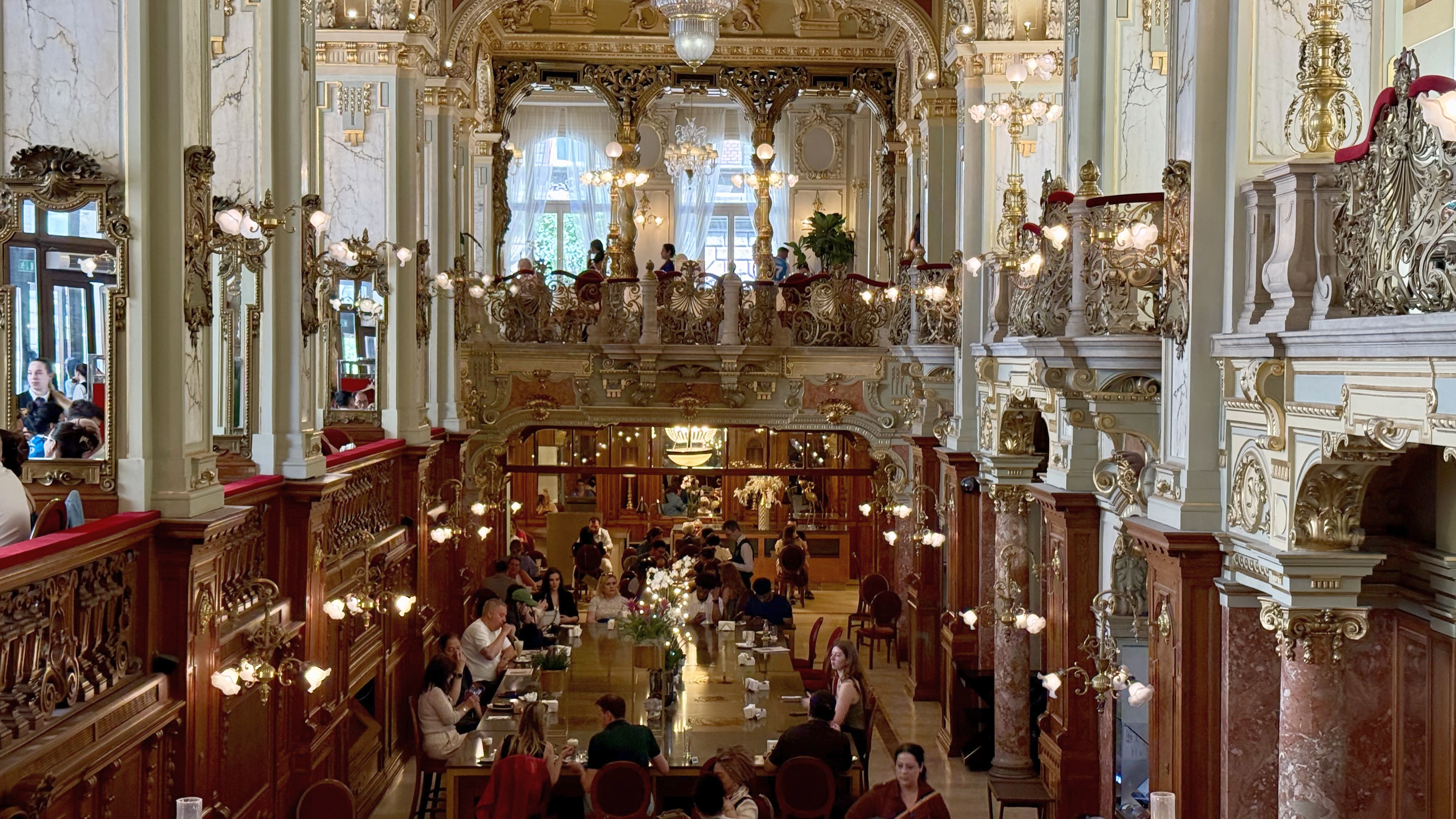 Cafeneaua unde turiștii stau și o oră la coadă. Este considerată cea mai frumoasă din lume și are prețuri pe măsură