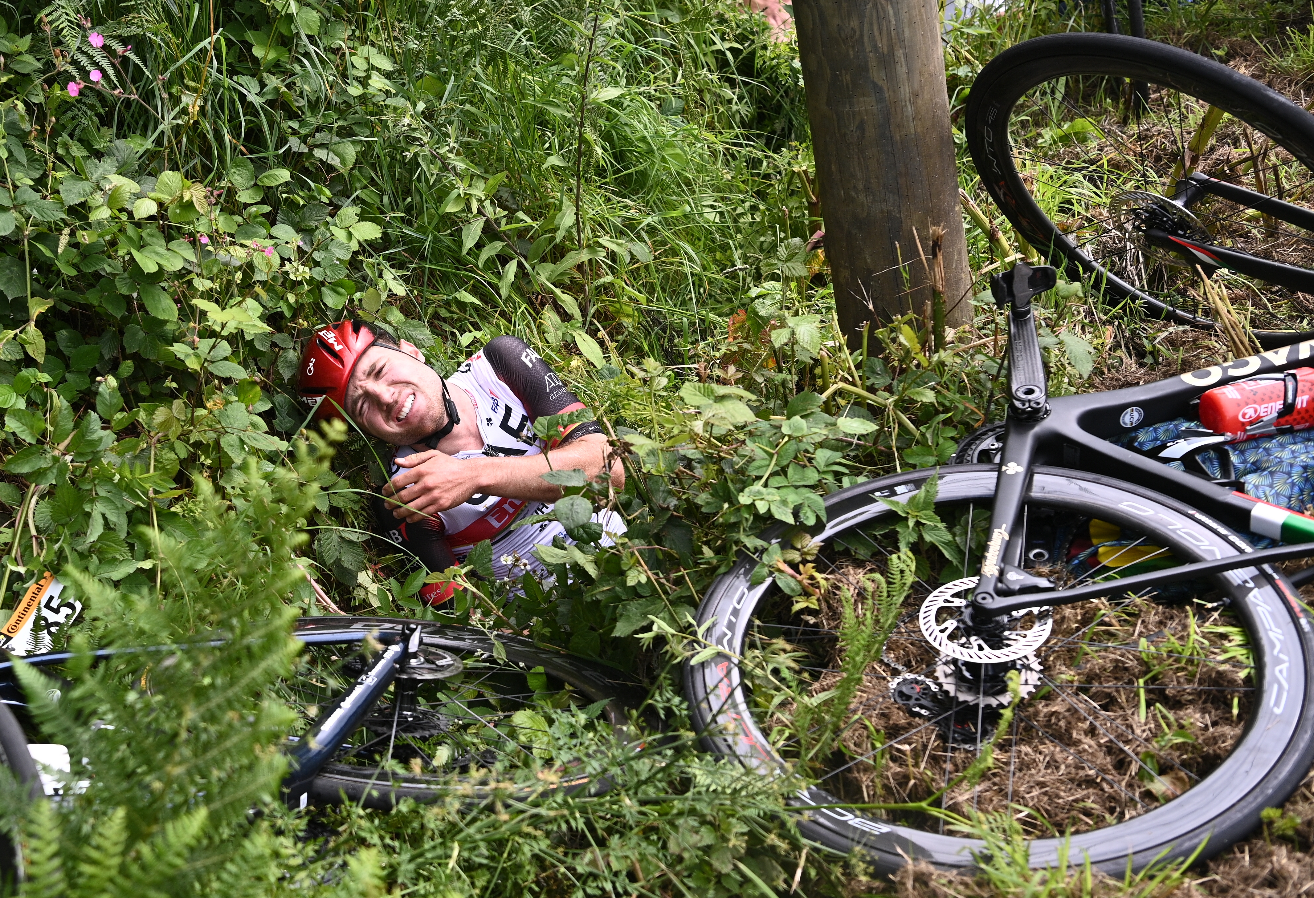 Turul Franței a debutat cu un accident în lanț în care au fost implicați zeci de cicliști