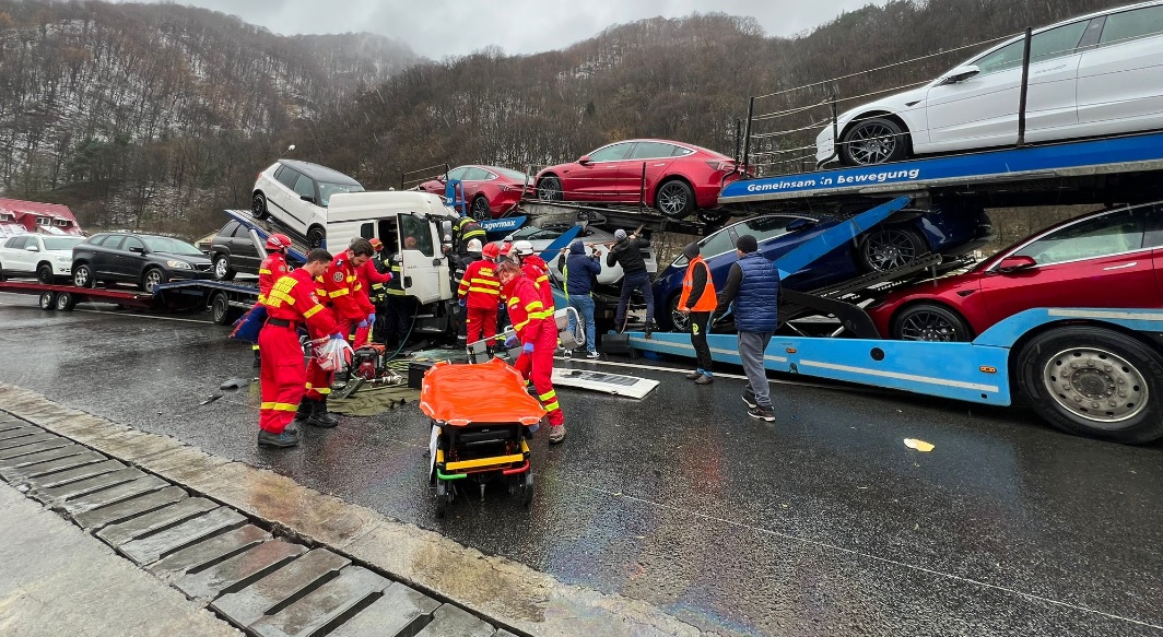 Două platforme auto s-au ciocnit pe Valea Oltului. Una dintre ele transporta maşini Tesla