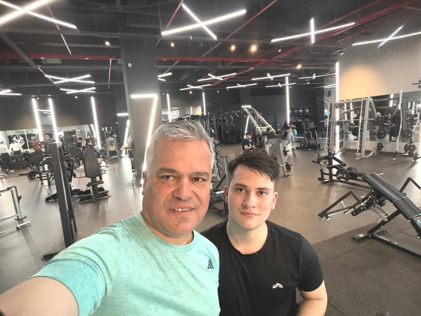 La ce facultate studiază fiul cel mare al lui Adrian Veștea: „Sunt mândru de tatăl meu”. Mezinul familiei se pregătește de Bacalaureat