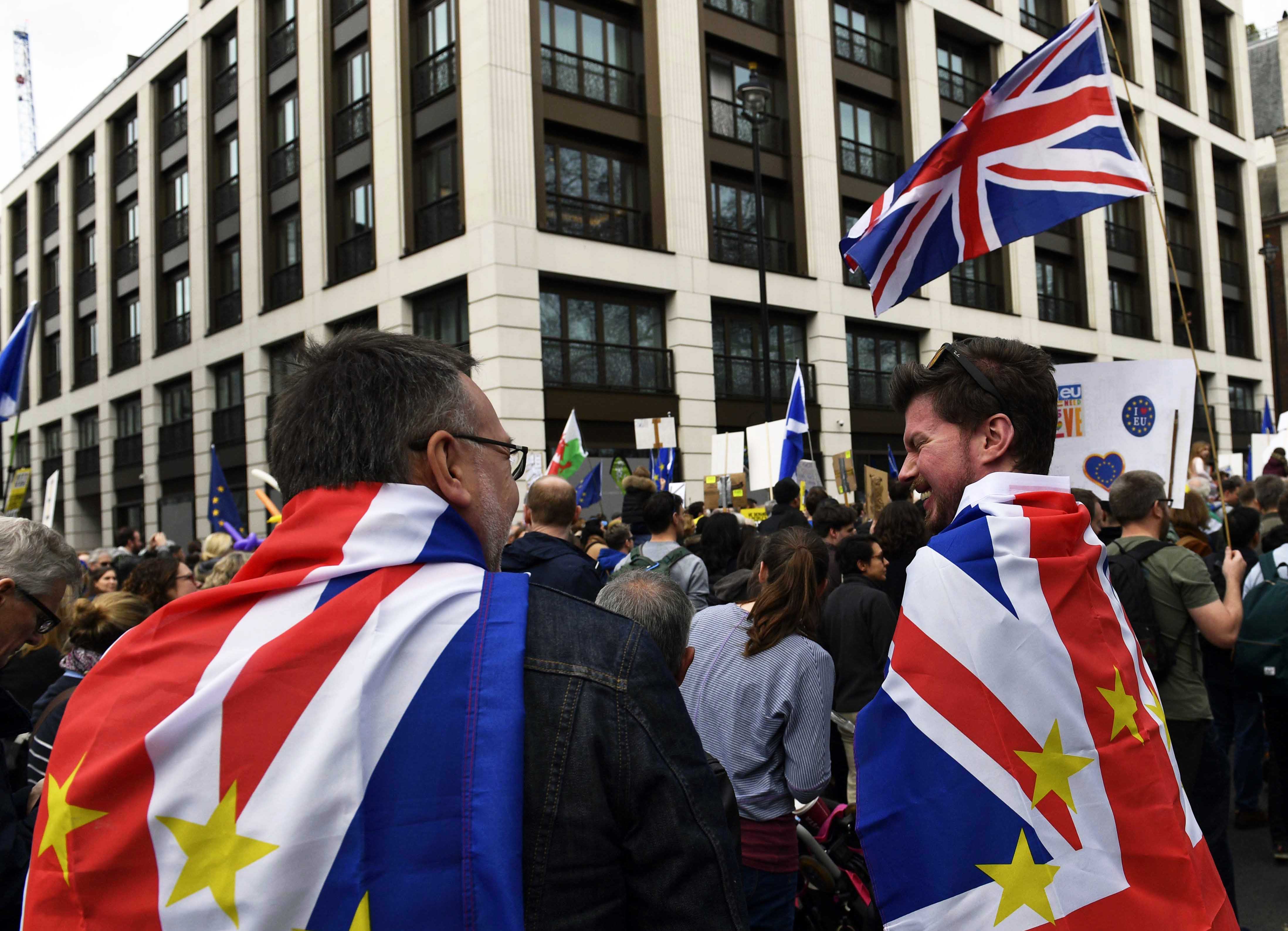 Sute de mii de oameni au protestat la Londra pentru organizarea unui nou referendum pe tema Brexitului (FOTO & VIDEO)