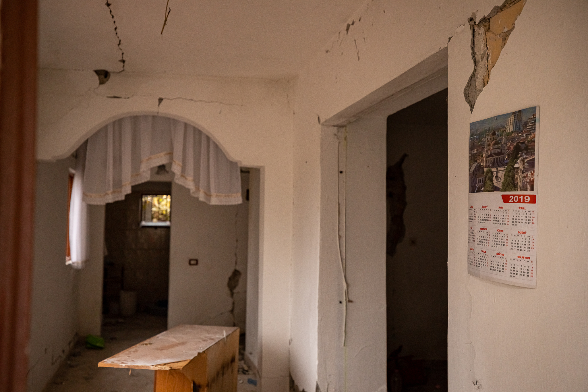 Thumanë, satul din Albania care va fi ras de pe fața pământului. Autoritățile au decis să dărâme toate clădirile rămase în picioare după cutremur