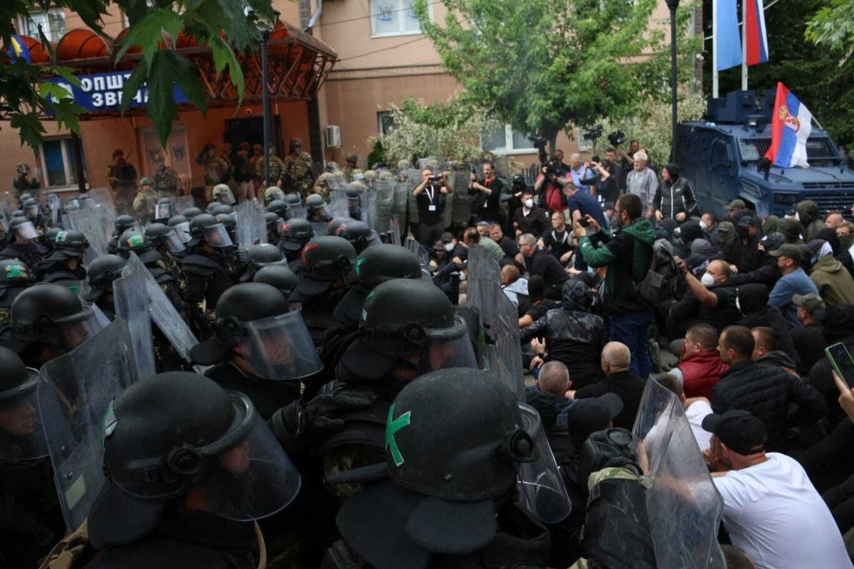 Militari NATO și protestatari sârbi, răniți în confruntările din Kosovo. SUA și UE fac apel la calm, Belgradul și-a plasat armata în alertă