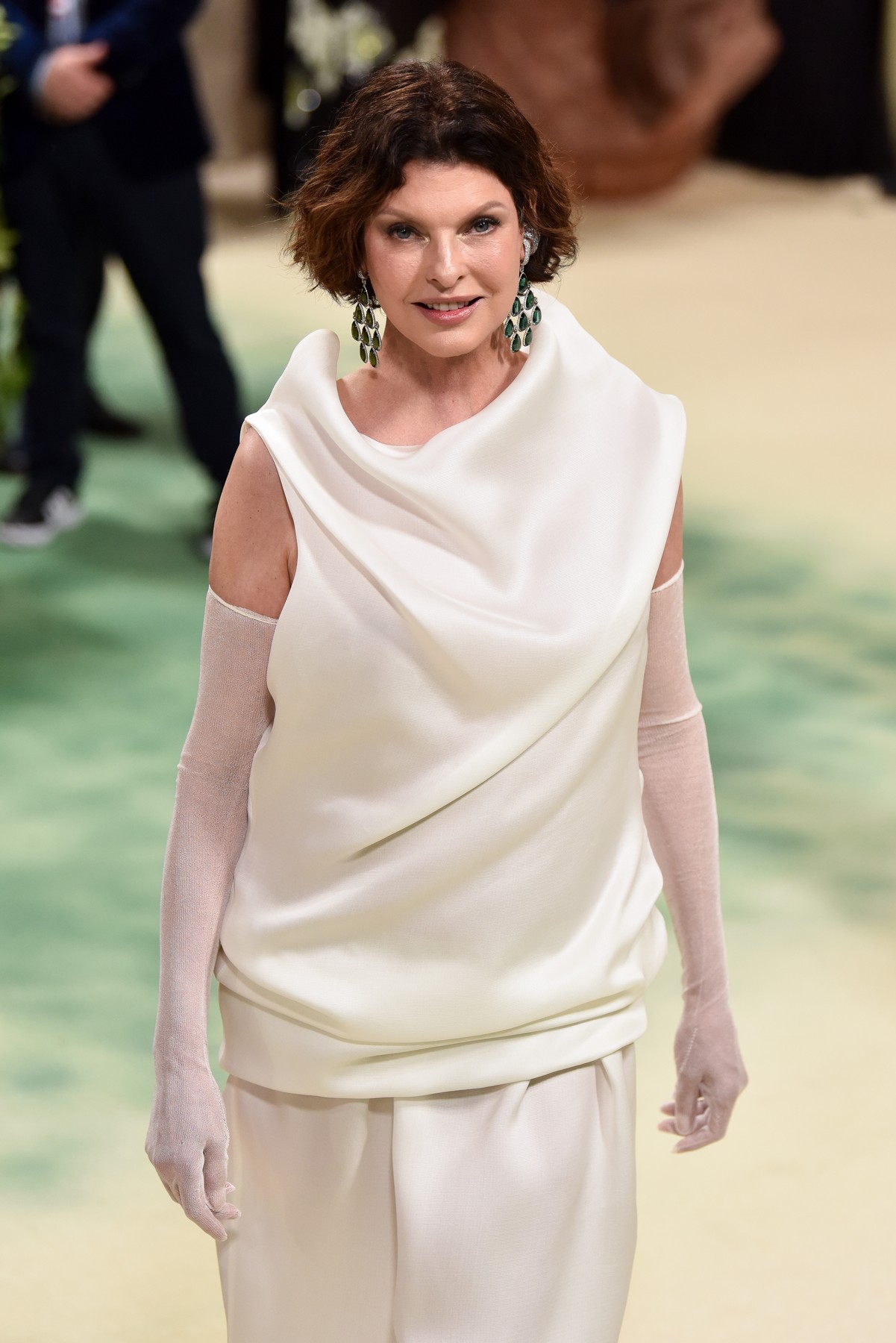 Linda Evangelista, revenire rafinată la Met Gala după 9 ani de absență. A stat izolată după ce a fost desfigurată de o procedură estetică