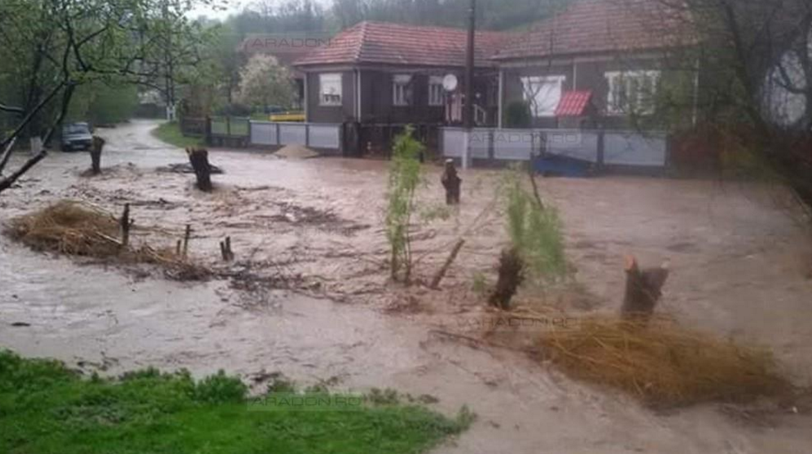 Inundații în Arad, Cluj și Maramureș! Oameni salvați din mijlocul viiturii și sute de gospodării înghițite de ape FOTO