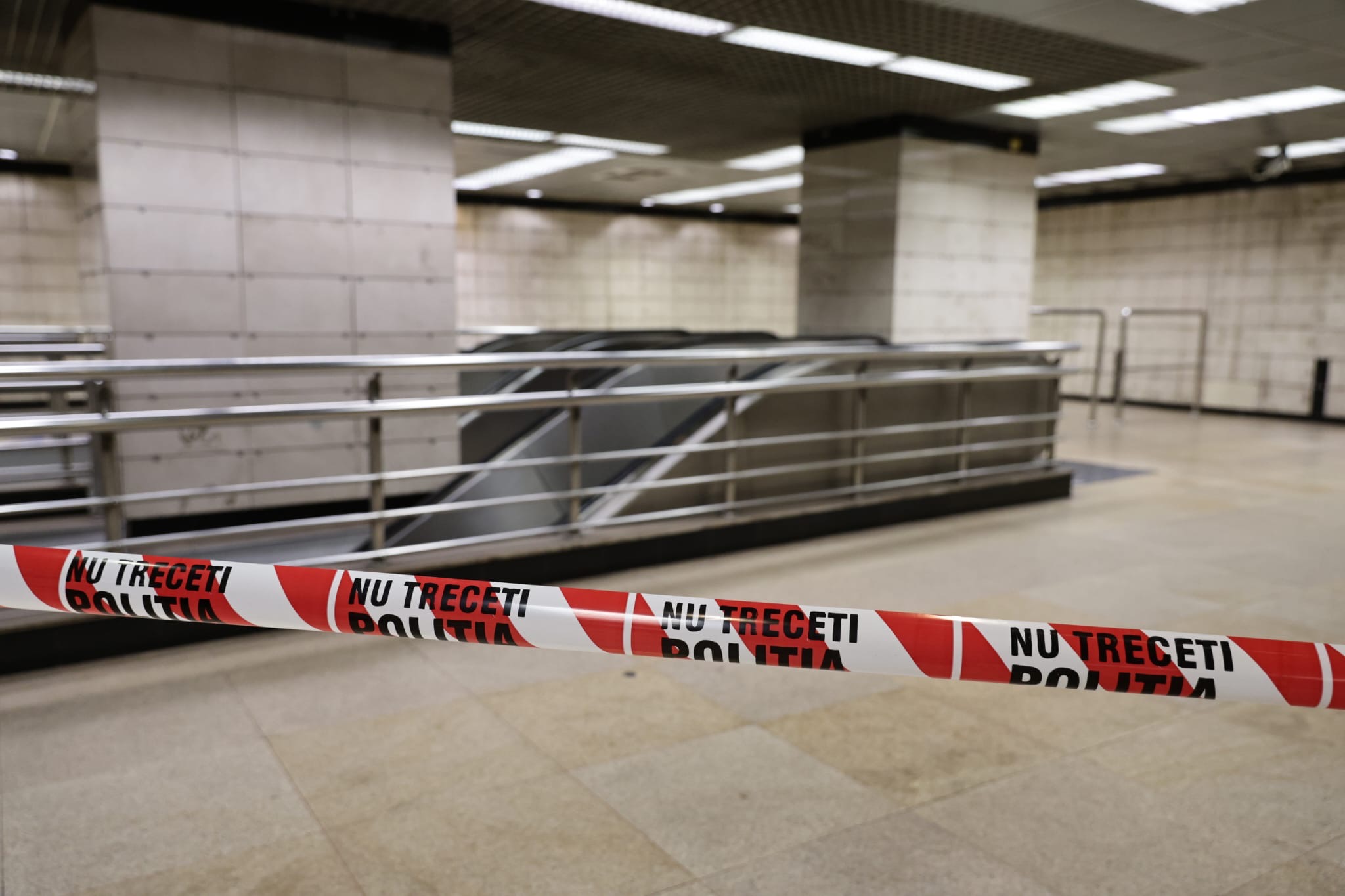 Stația Piața Victoriei 2 rămâne închisă, iar circulația s-ar putea relua joi dimineață. Pompierii scot apa de la metrou cu pompe și furtunuri