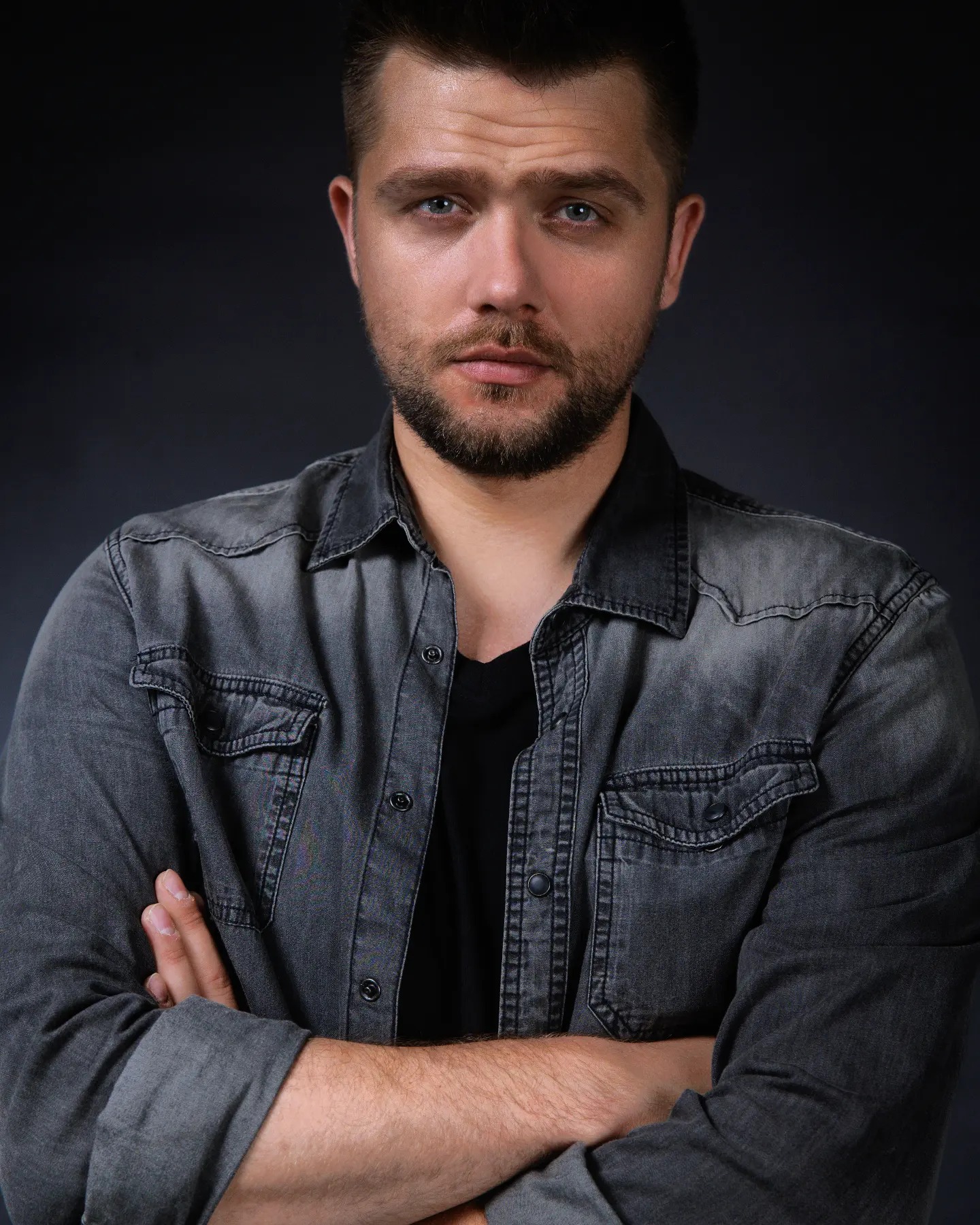 Nu ai să ghicești cine e actorul care în copilărie fura rujul mamei. „Puneam tocurile mamei și mă jucam prin oglindă”/ VIDEO EXCLUSIV