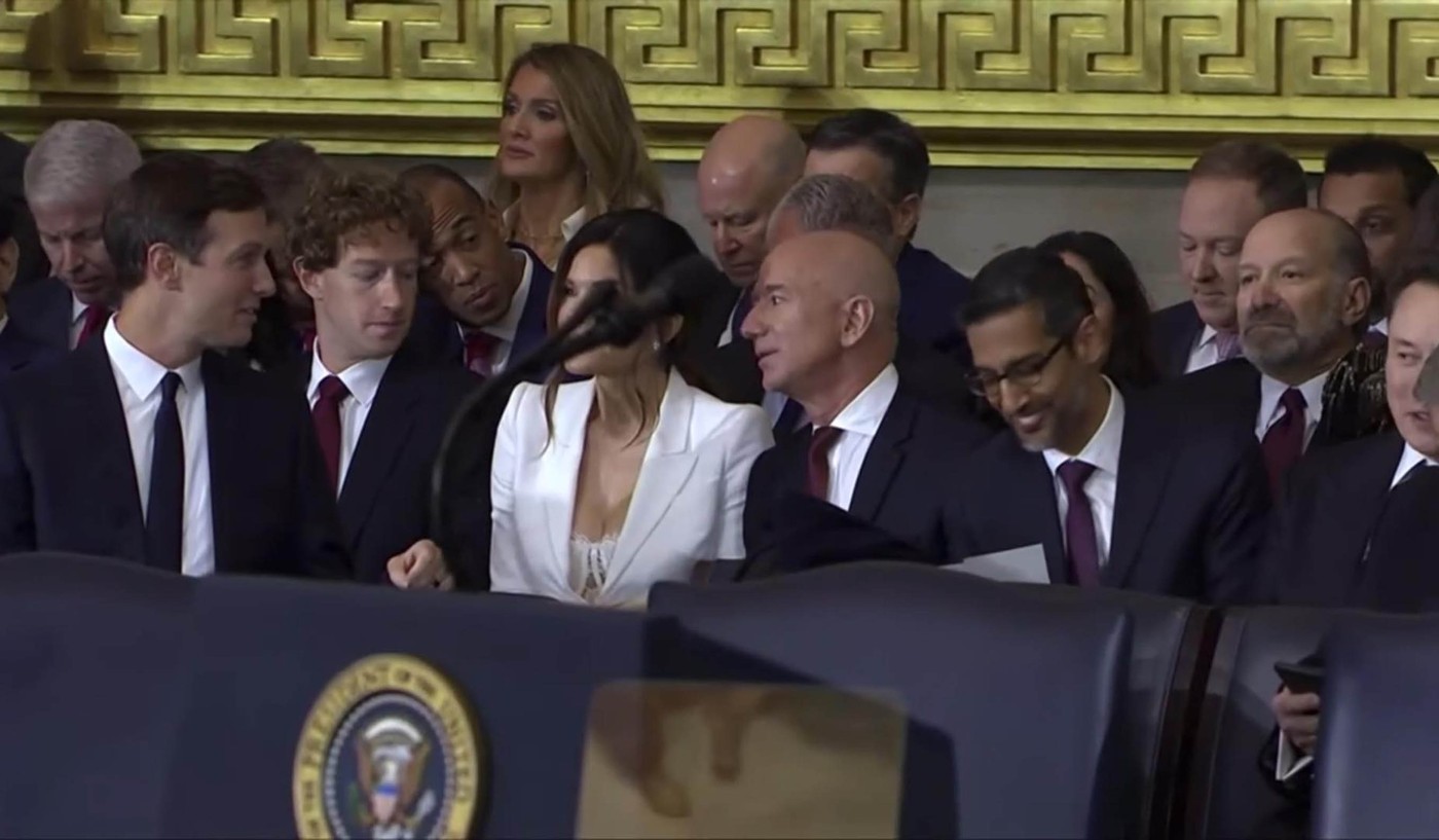 Maurice Munteanu, atac la Melania Trump și logodnica lui Bezos, în decolteul căreia s-a uitat Zuckerberg: „Vulgaritate copleșitoare”