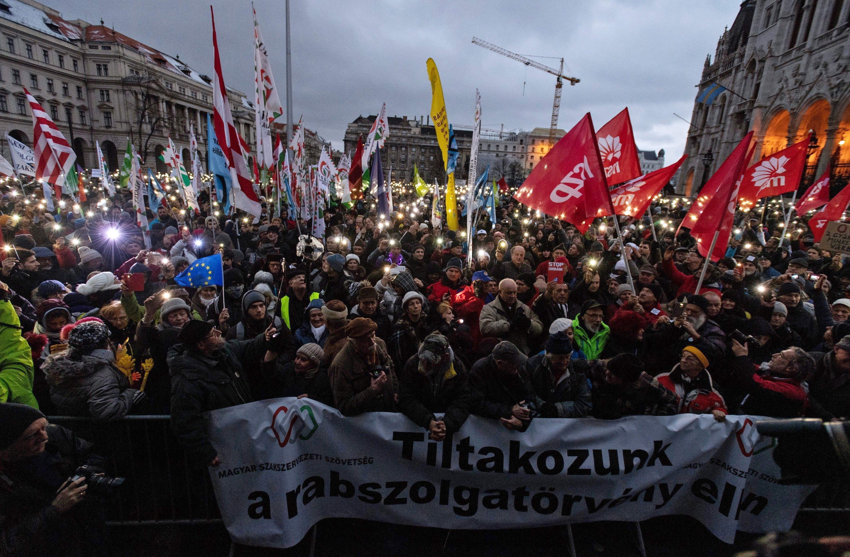 GALERIE FOTO / Noi proteste, la Budapesta, împotriva "legii sclaviei" şi a premierului Viktor Orban
