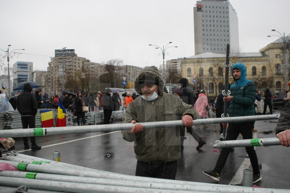 UPDATE. Protest și incidente în Piața Victoriei. Anchetă MAI după împiedicarea organizării târgului de Crăciun/ FOTO