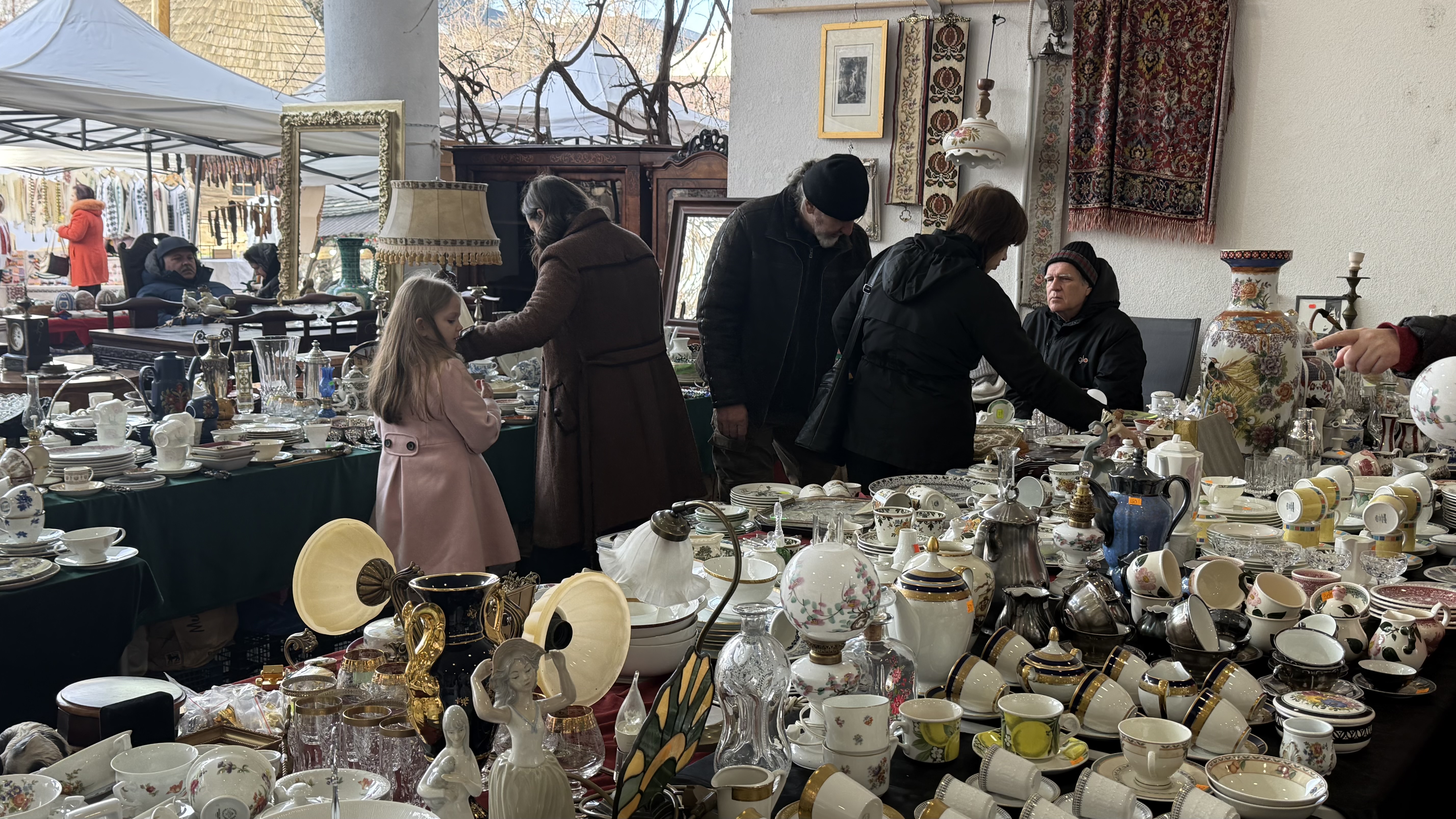 Printre ceaunele cu sarmale și mucenici moldovenești „stropiți” cu miere și nucă: „E atmosfera târgurilor de altădată!”