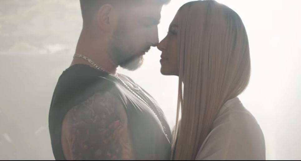 George Burcea i-a găsit partener de videoclip Andreei Bălan, printre prietenii lui! Actorul Silviu Mircescu e și cântăreț amator