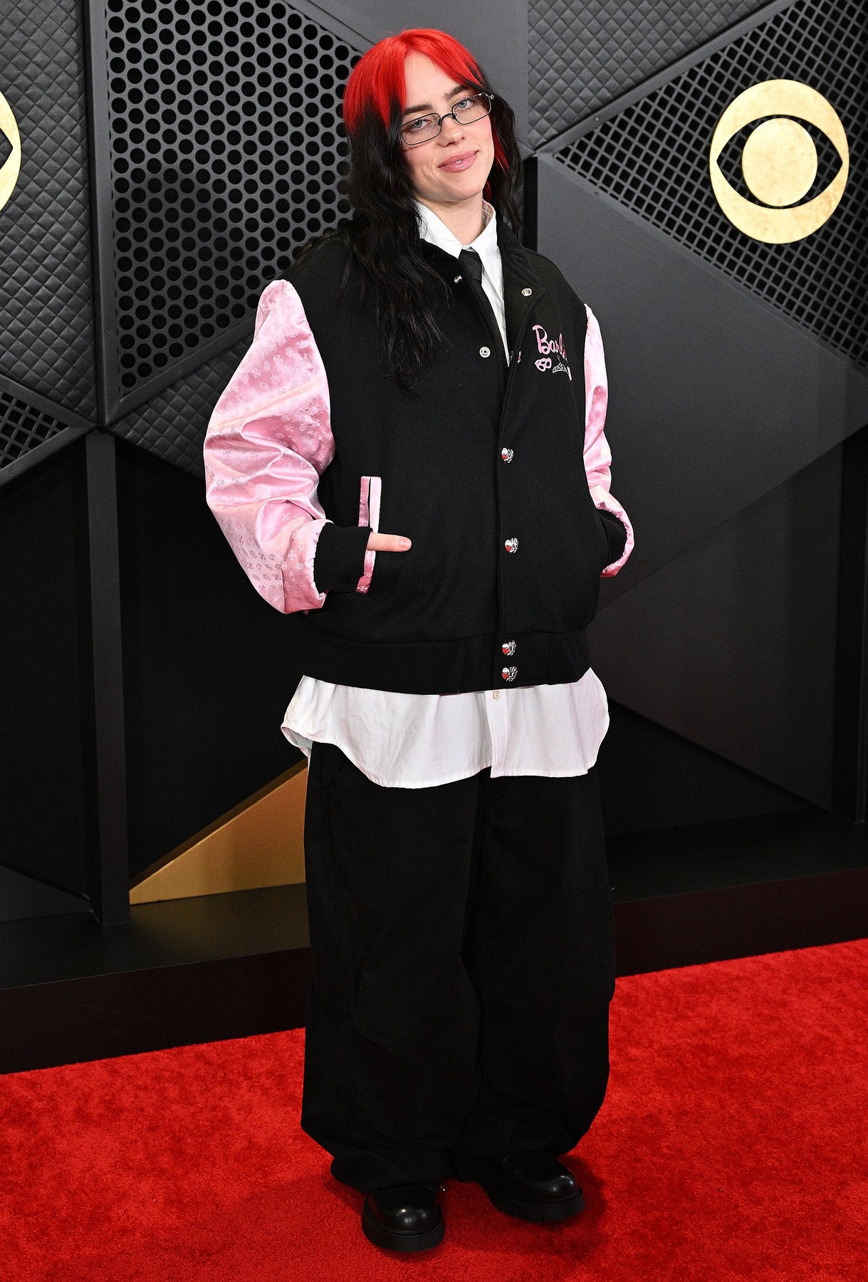 Ținutele vedetelor la Premiile Grammy 2024. În comparație cu Taylor Swift, care a purtat o rochie albă, Billie Eilish s-a îmbrăcat într-o jachetă cu pantaloni largi
