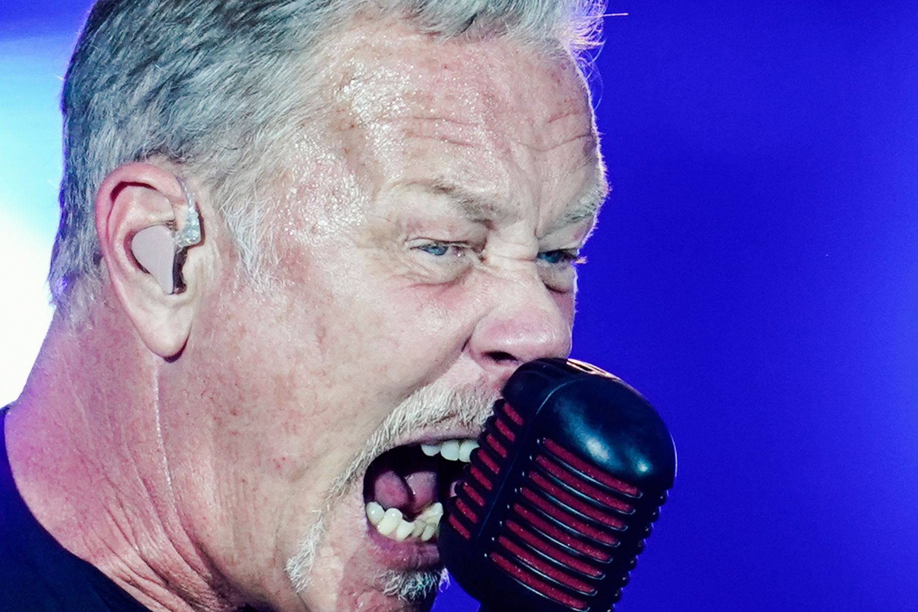 James Hetfield, surprins pe străzile din București înainte de concertul Metallica. Solistul trupei a vizitat un anticariat și a ieșit la cină cu logodnica sa