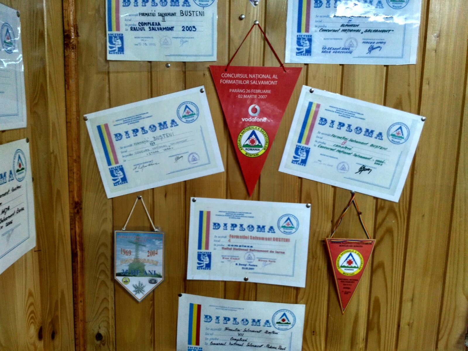 REPORTAJ/Viața de salvamontist, o luptă cu secundele pe marginea prăpastiei. Moartea îi pândește la fiecare intervenție, dar au salarii de 2.000 de lei