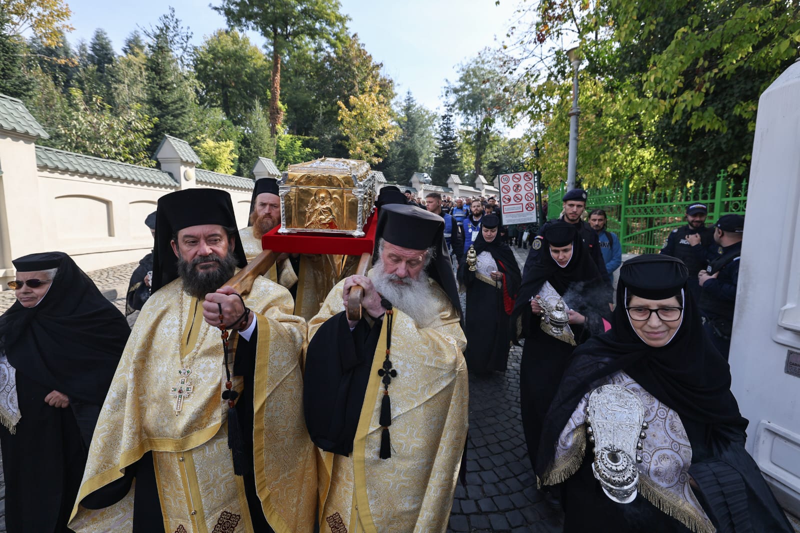 Procesiune religioasă în București, cu moaştele a cinci sfinți. Becali și Simion printre participanți. Programul sărbătorii Sfântului Dimitrie cel Nou