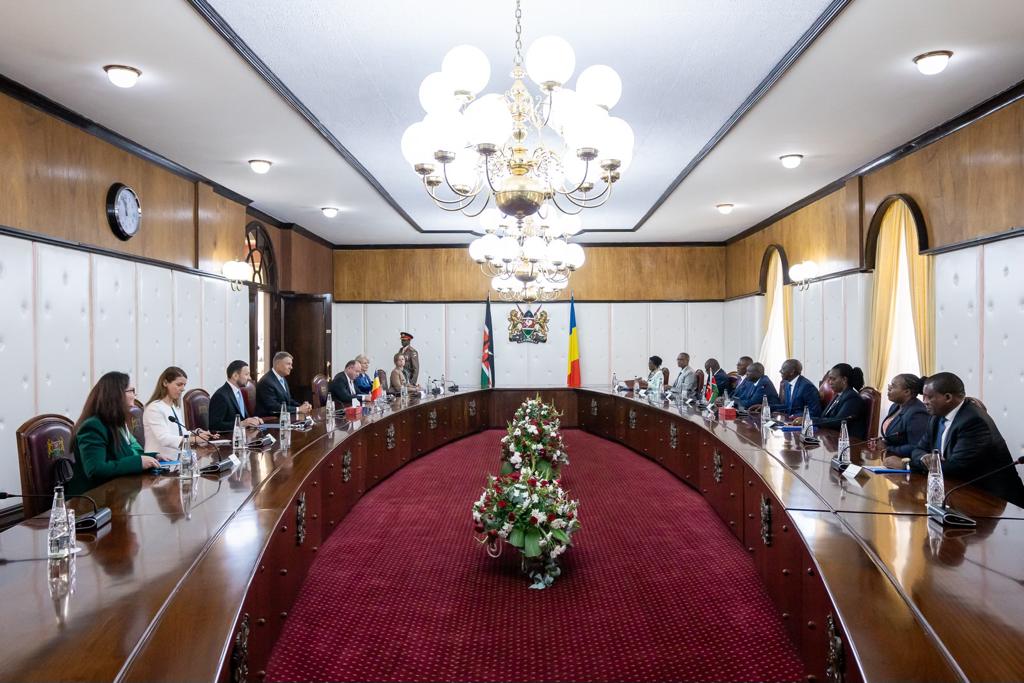 Klaus Iohannis a ajuns în Kenya, prima țară din turneul african. Discuții cu omologul său, William Ruto