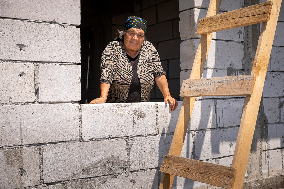 Crește casa lui Georgică. Băiatul de 16 ani din Dâmbovița care vindea bălegar pentru a-și ridica un cămin a petrecut prima noapte sub propriul acoperiș. Mai are nevoie de ajutor ca s-o termine