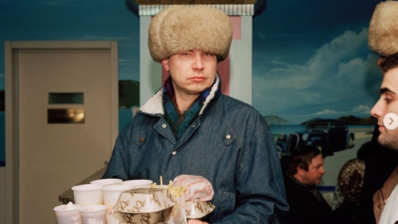 A murit Martin Parr, fotograful deschiderii primului Mc Donald's din Moscova: „Oamenii stau la o coadă imensă pentru prostii americane dezgustătoare”