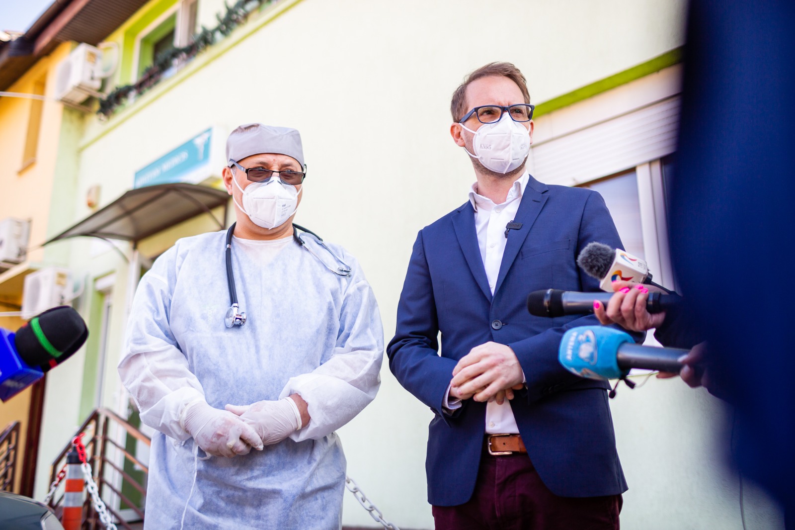 A început vaccinarea anti-COVID în cabinetele medicilor de familie. Primul pacient, imunizat la Timișoara