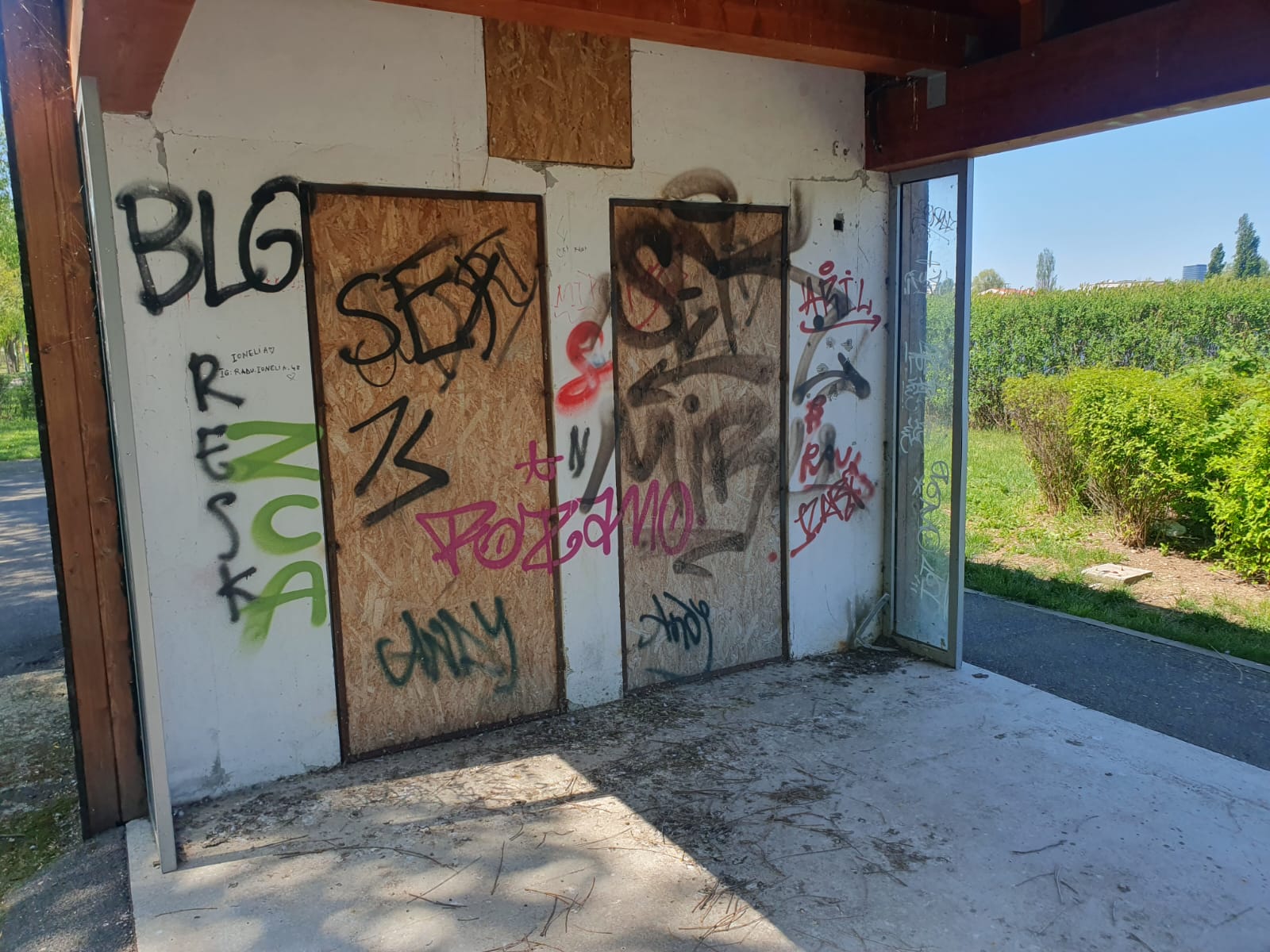 Apocalipsa din Parcul Tei: complexul de distracții abandonat, bănci vandalizate, munți de gunoaie, pontoane devastate. Pericol iminent de tragedii!