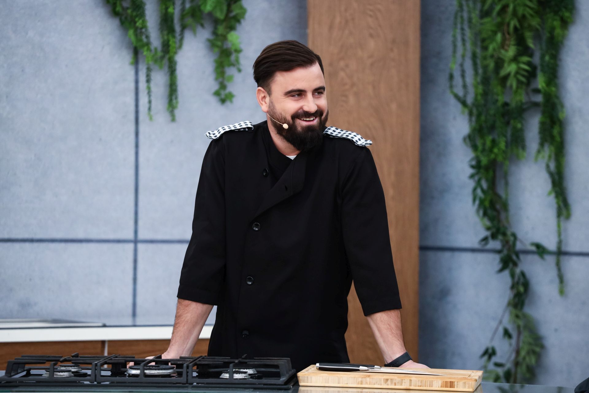 Răzvan Simion, jurat la „Chefi la cuțite”. Prezentatorul este un degustător pretențios