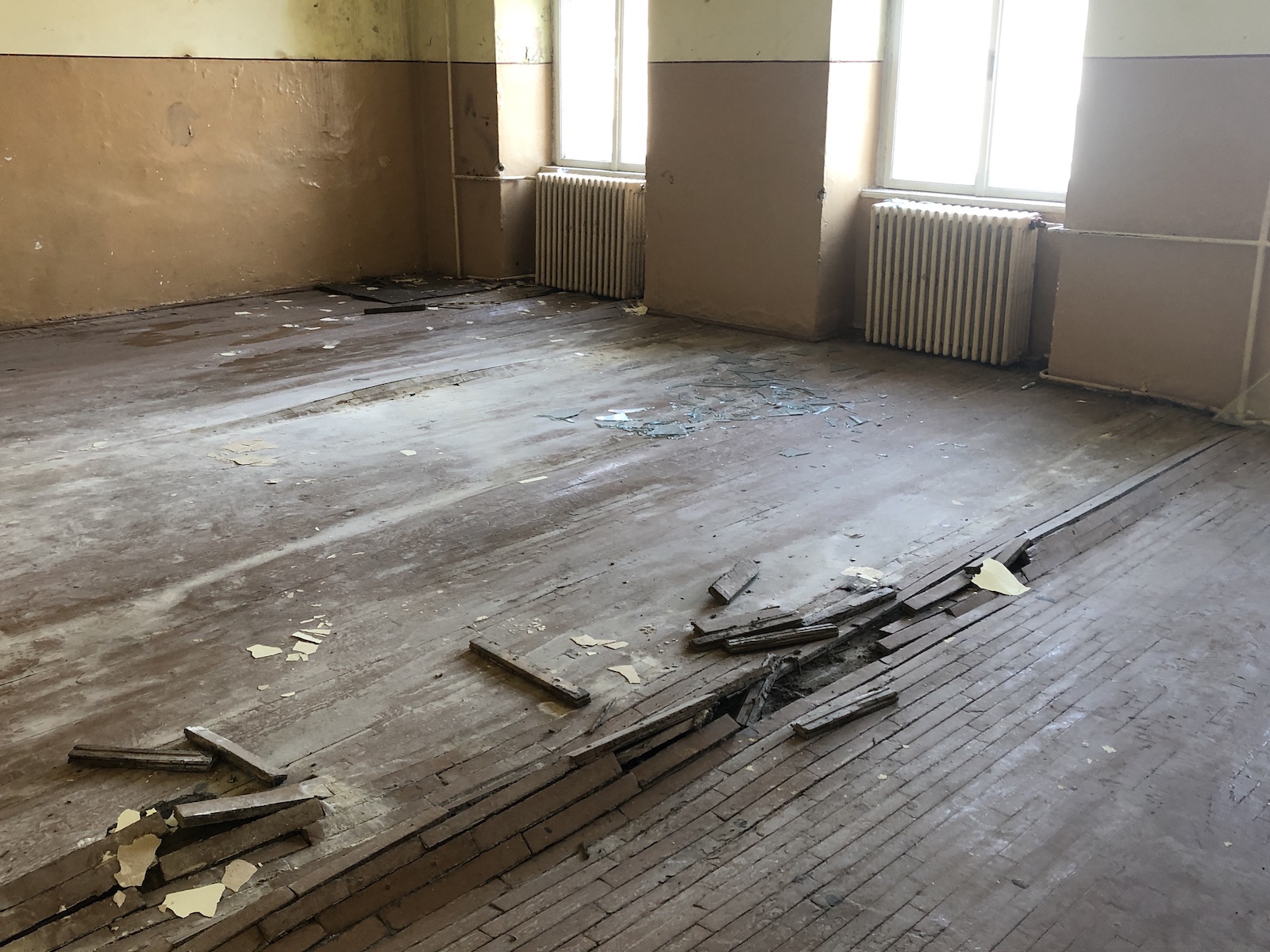 Peste 500 de elevi învață într-o școală fără acoperiș, în Timișoara. Clădirea distrusă de o furtună, în septembrie 2017, nu a fost reparată nici până acum!
