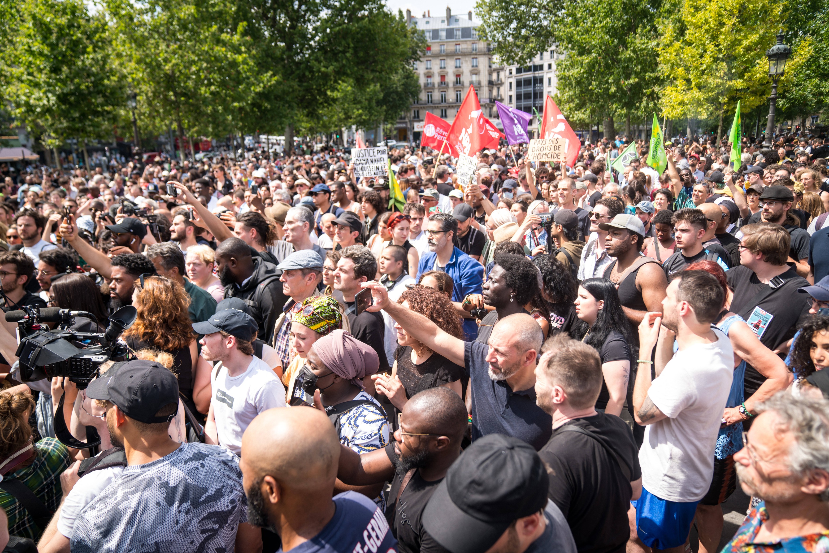 Sute de oameni au sfidat, la Paris, interdicția de a protesta, la o săptămână după revoltele urbane care au aruncat Franța în haos. VIDEO